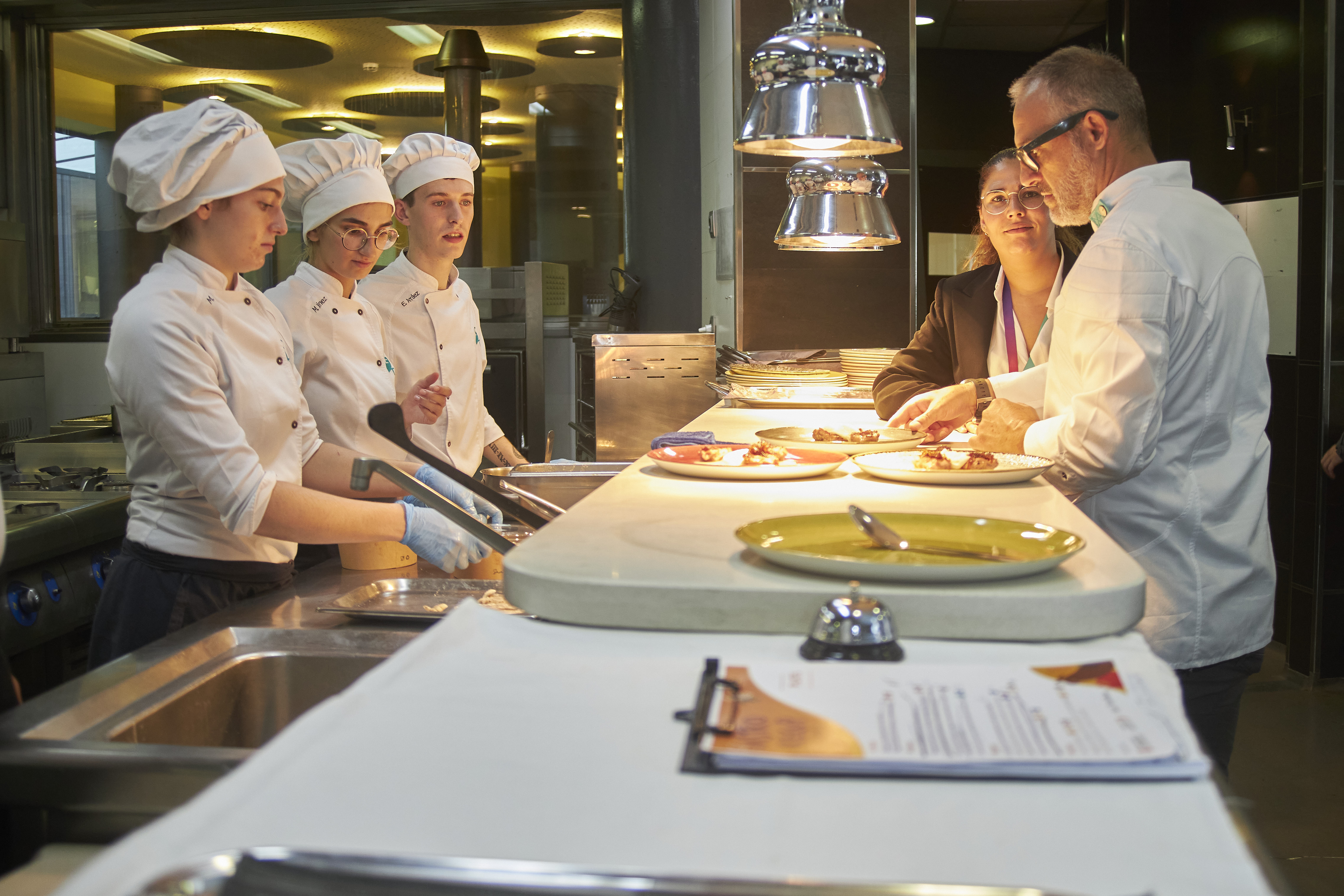 Photography from: El CETT-UB y Gastrorecup, en contra del desperdicio alimentario. | Aula Restaurant